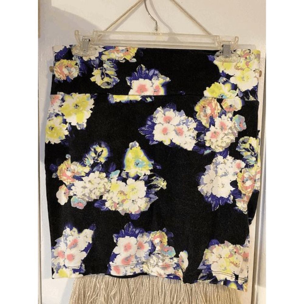 Decree black with flowers min skirt